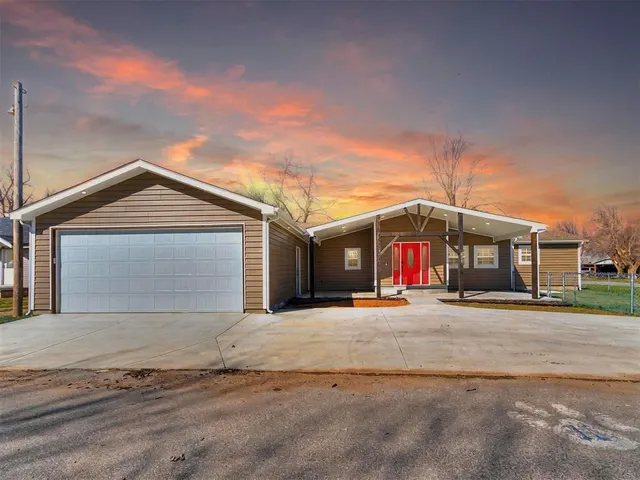 Photo 3 — 211 NW 6th Street, Minco, OK 73059