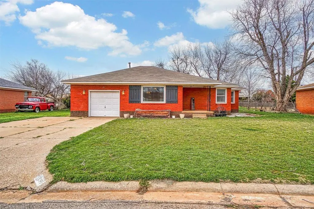 Front exterior — 1724 N Lee Street, Altus, OK 73521