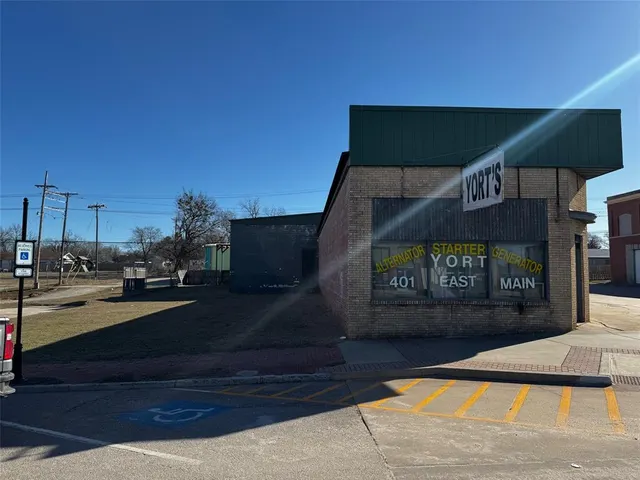 Photo 3 — 401 E Main Street, Shawnee, OK 74801