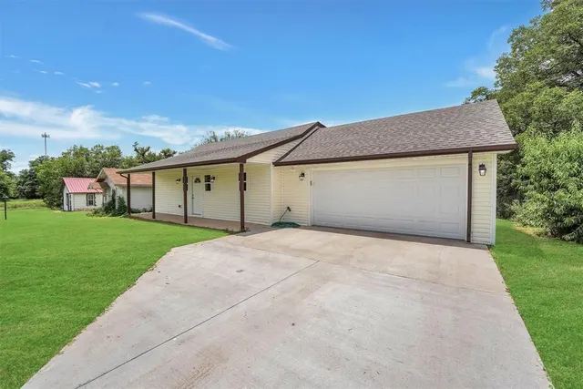 Photo 2 — 311 N 7th Street, Sayre, OK 73662