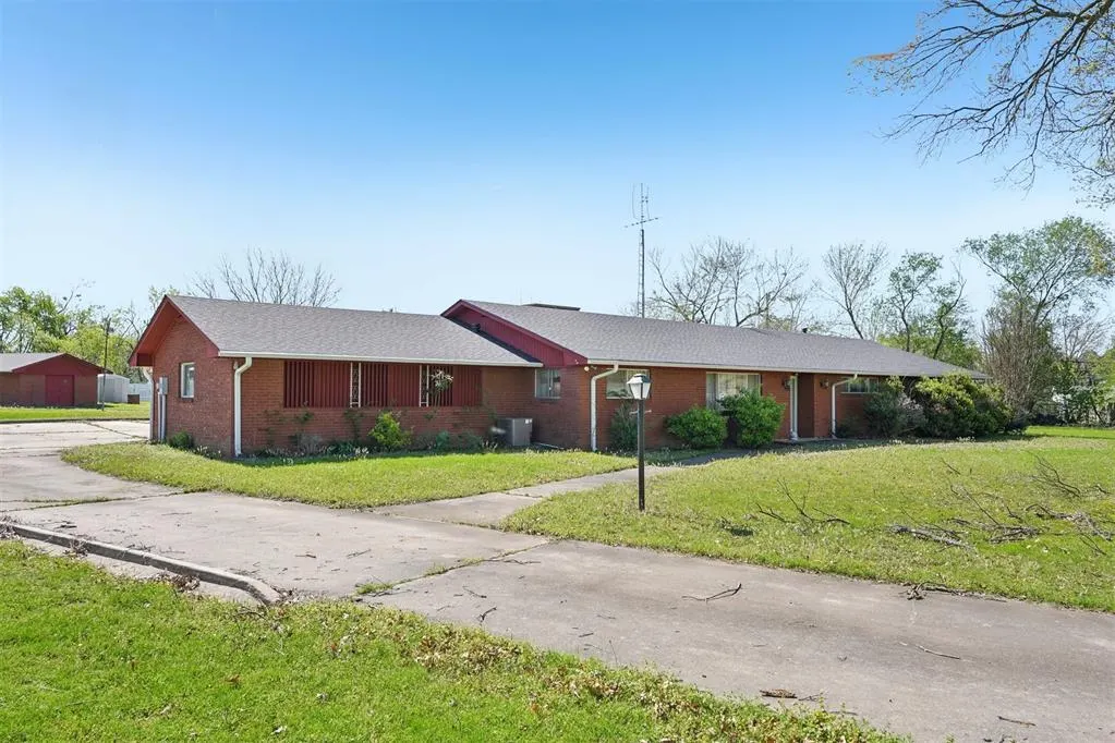 Photo 3 — 700 S Oliphant Street, Holdenville, OK 74848