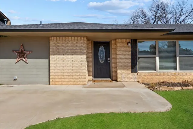 Photo 2 — 613 N Main Street, Thomas, OK 73669