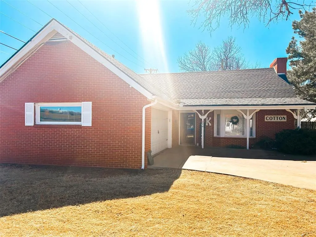 Photo 2 — 204 E Hillcrest Road, Hobart, OK 73651