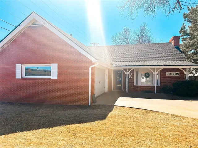 Photo 2 — 204 E Hillcrest Road, Hobart, OK 73651