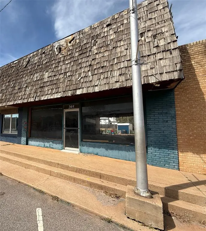 Front exterior — 205 W Main Street, Binger, OK 73009