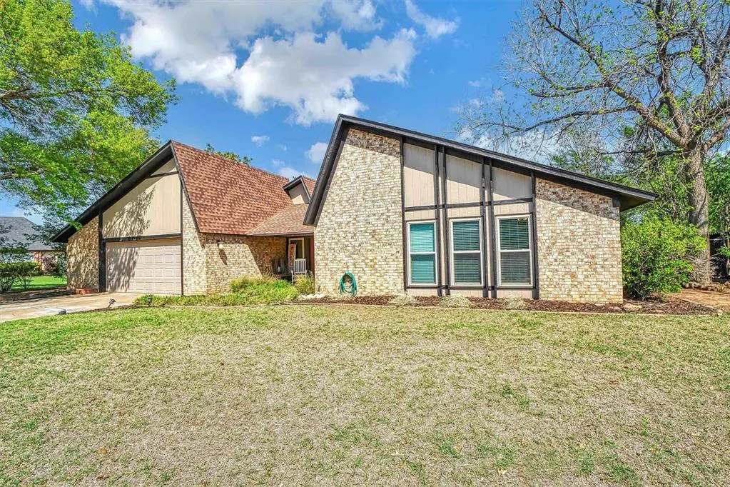 Photo 2 — 816 Rosehaven Drive, Altus, OK 73521