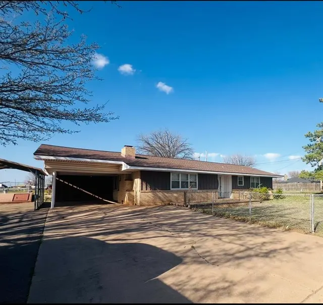 Front exterior — 201 Iowa Avenue, Sayre, OK 73662