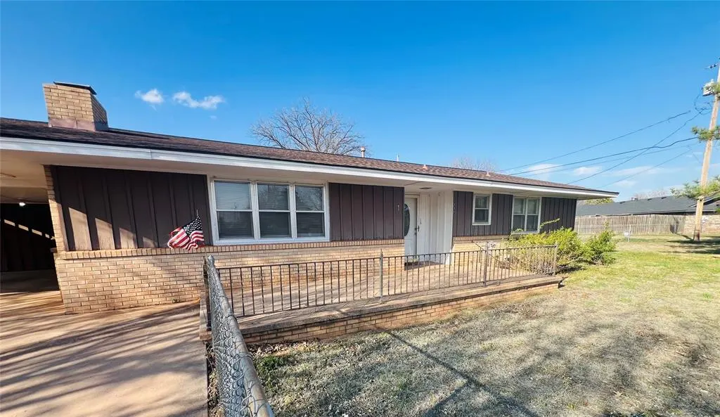 Photo 2 — 201 Iowa Avenue, Sayre, OK 73662