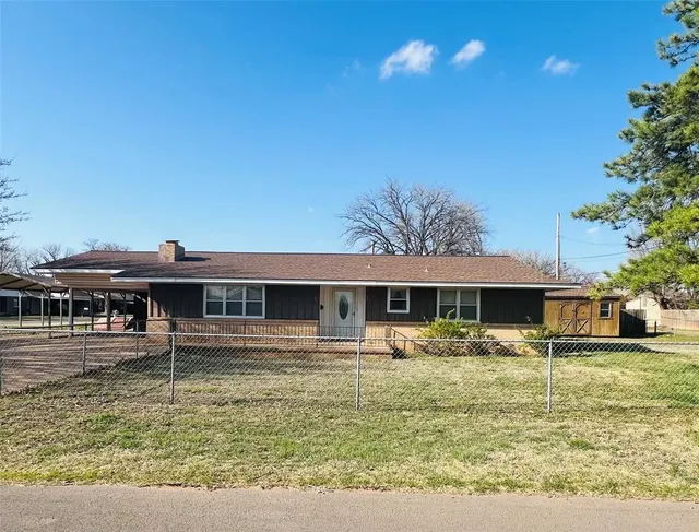 Photo 3 — 201 Iowa Avenue, Sayre, OK 73662