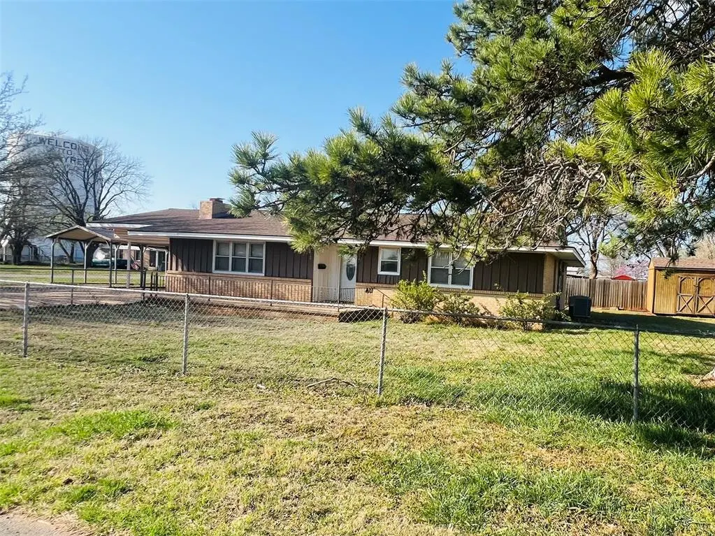 Photo 4 — 201 Iowa Avenue, Sayre, OK 73662