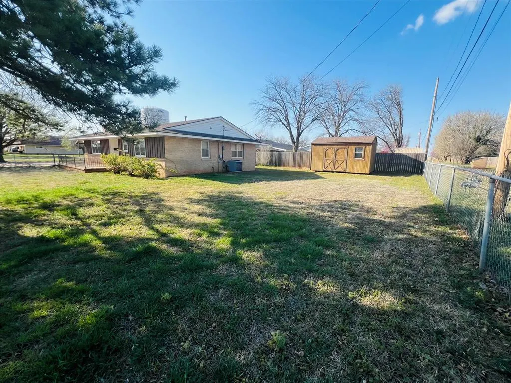 Photo 5 — 201 Iowa Avenue, Sayre, OK 73662