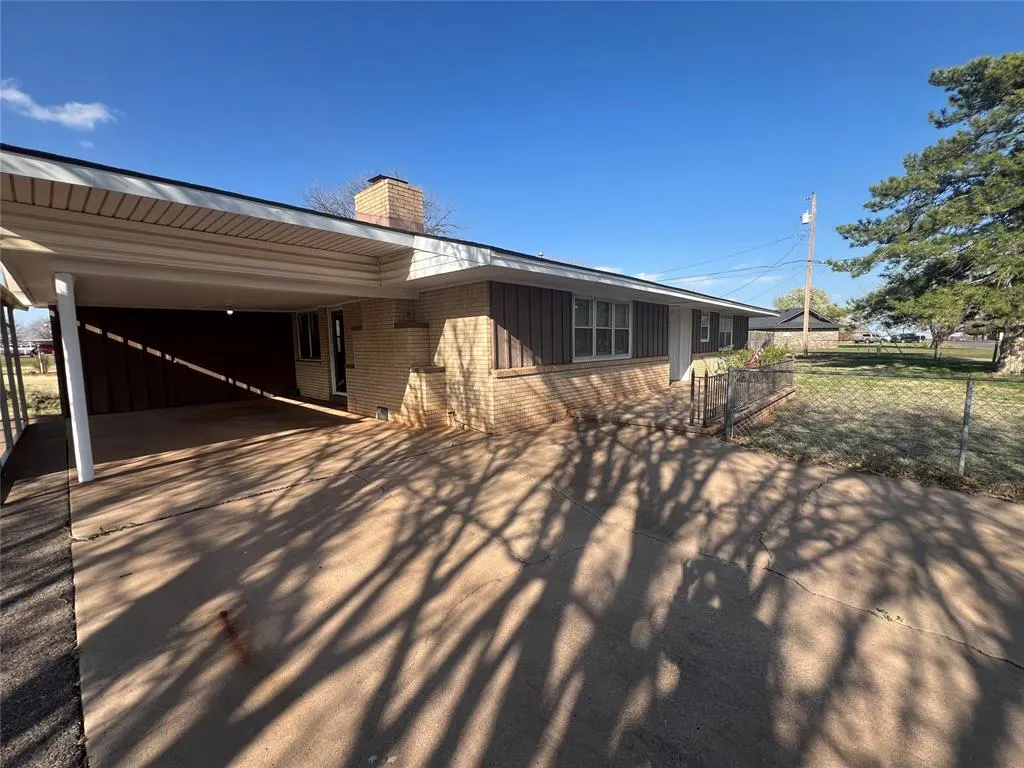 Photo 6 — 201 Iowa Avenue, Sayre, OK 73662