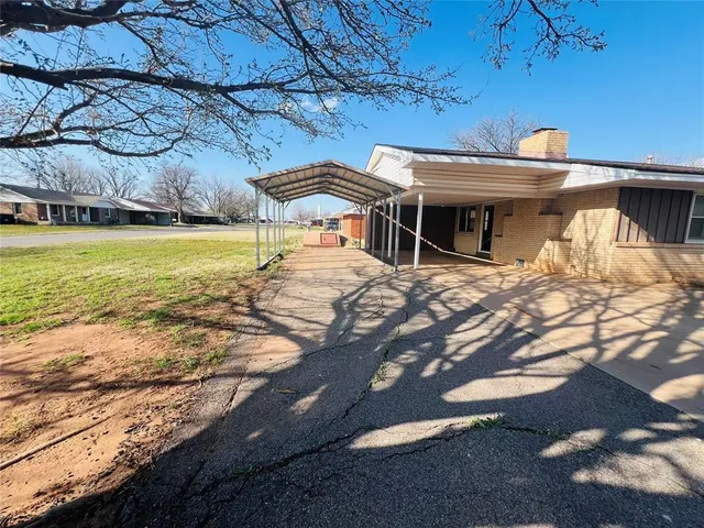 Photo 7 — 201 Iowa Avenue, Sayre, OK 73662