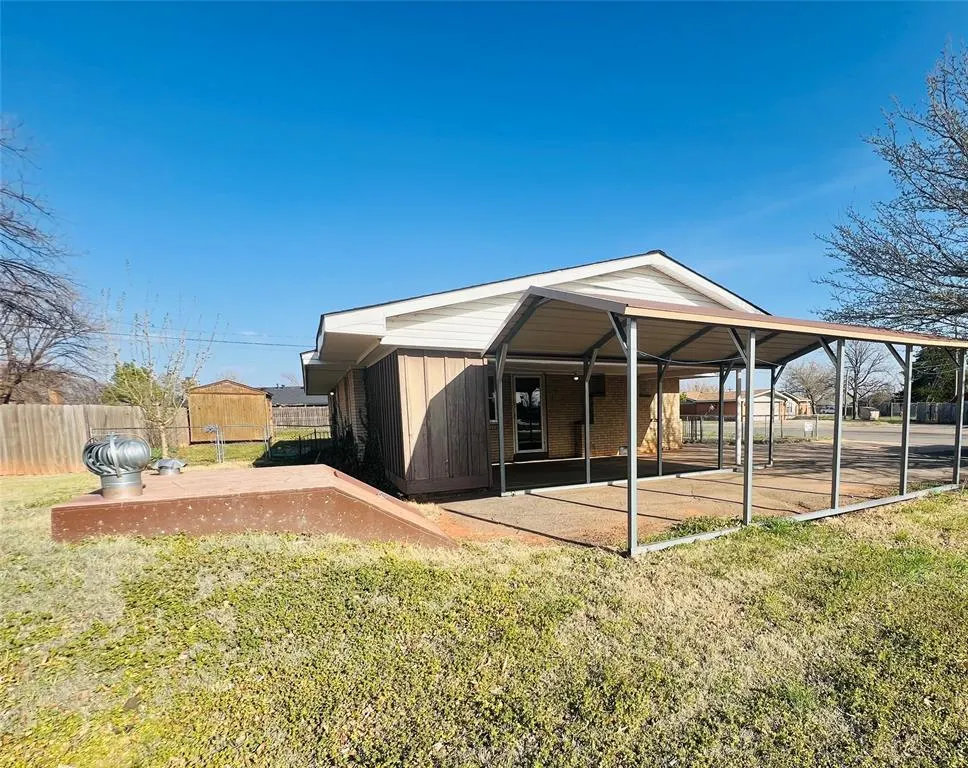 Photo 8 — 201 Iowa Avenue, Sayre, OK 73662