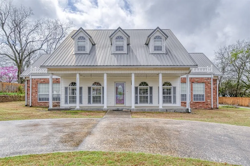 Photo 4 — 701 E Broadway Avenue, Sulphur, OK 73086