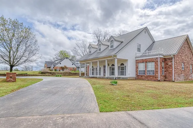 Photo 5 — 701 E Broadway Avenue, Sulphur, OK 73086