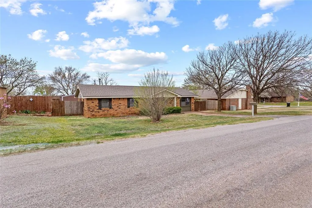 Photo 2 — 1316 D Street, Arapaho, OK 73620