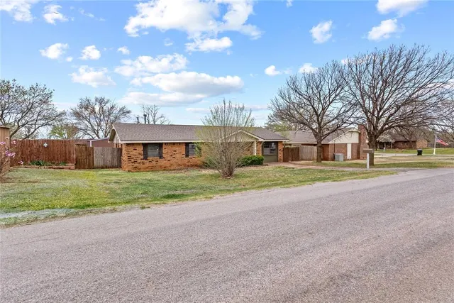 Photo 2 — 1316 D Street, Arapaho, OK 73620