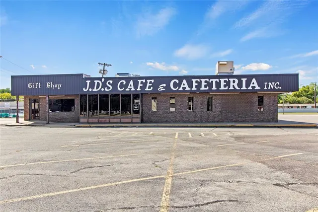 Front exterior — 911 N Broadway Avenue, Ada, OK 74820