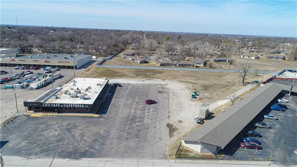 Photo 7 — 911 N Broadway Avenue, Ada, OK 74820