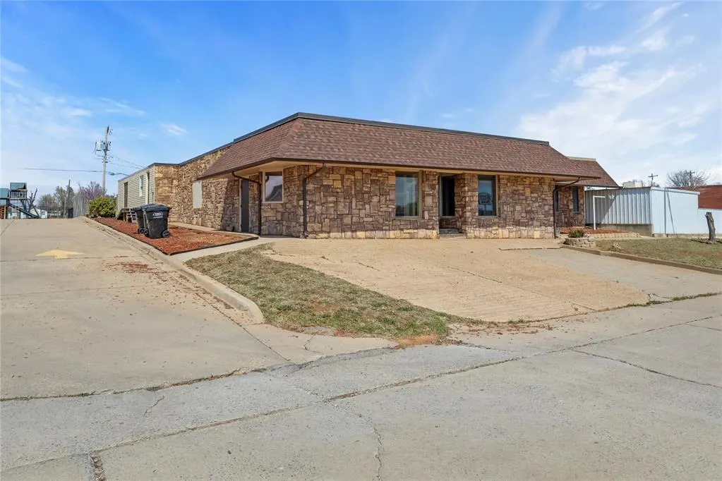 Photo 2 — 221 W Main Street, Hydro, OK 73048