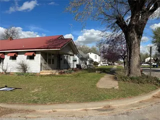 Sold home at 715 W Kentucky Avenue