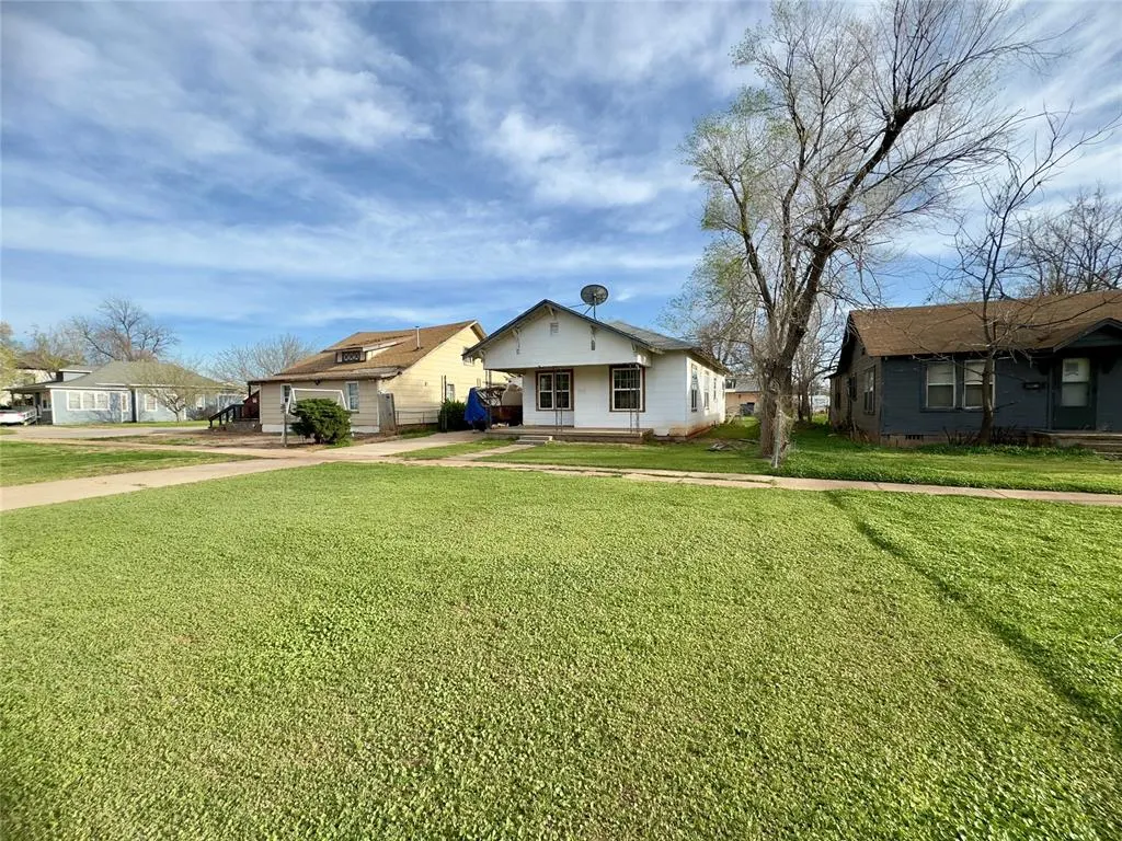 Photo 4 — 518 E Commerce Street, Altus, OK 73521