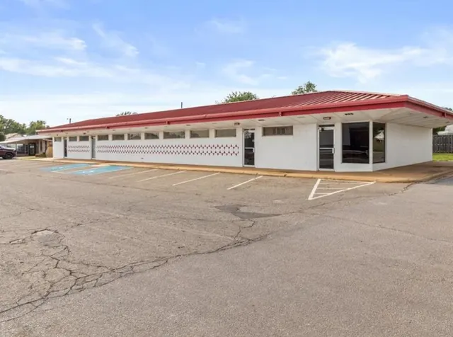 Front exterior — 617 E Tom Stafford Avenue, Weatherford, OK 73096