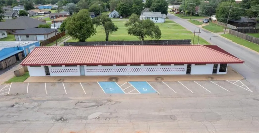 Photo 2 — 617 E Tom Stafford Avenue, Weatherford, OK 73096