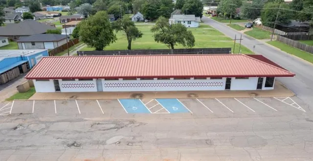 Photo 2 — 617 E Tom Stafford Avenue, Weatherford, OK 73096