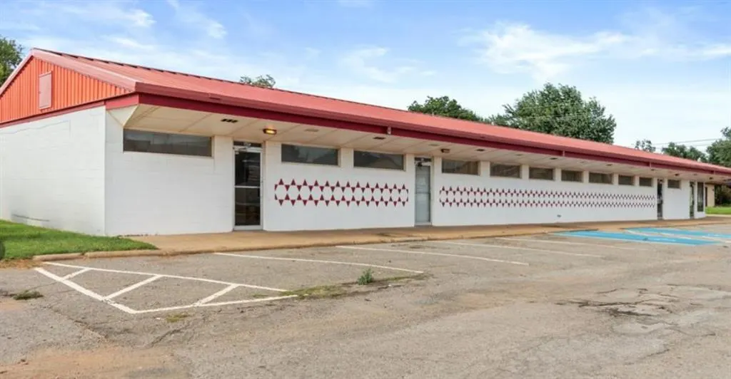 Photo 3 — 617 E Tom Stafford Avenue, Weatherford, OK 73096
