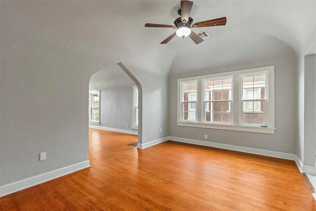 Photo 5 — 923 NE 19th Street, Oklahoma City, OK 73105