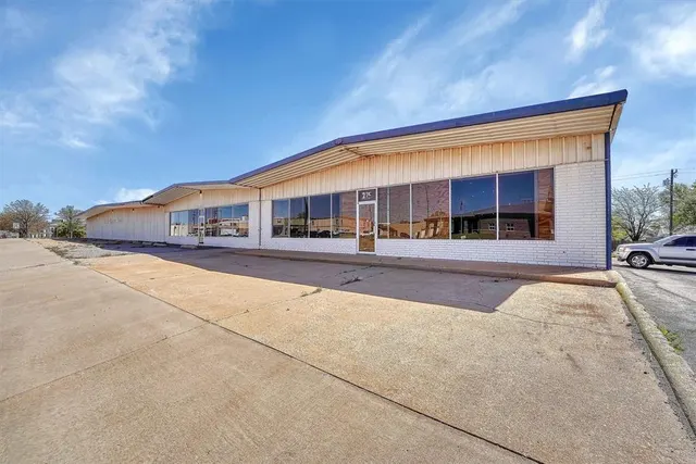 Photo 4 — 211 S 4th Street, Clinton, OK 73601