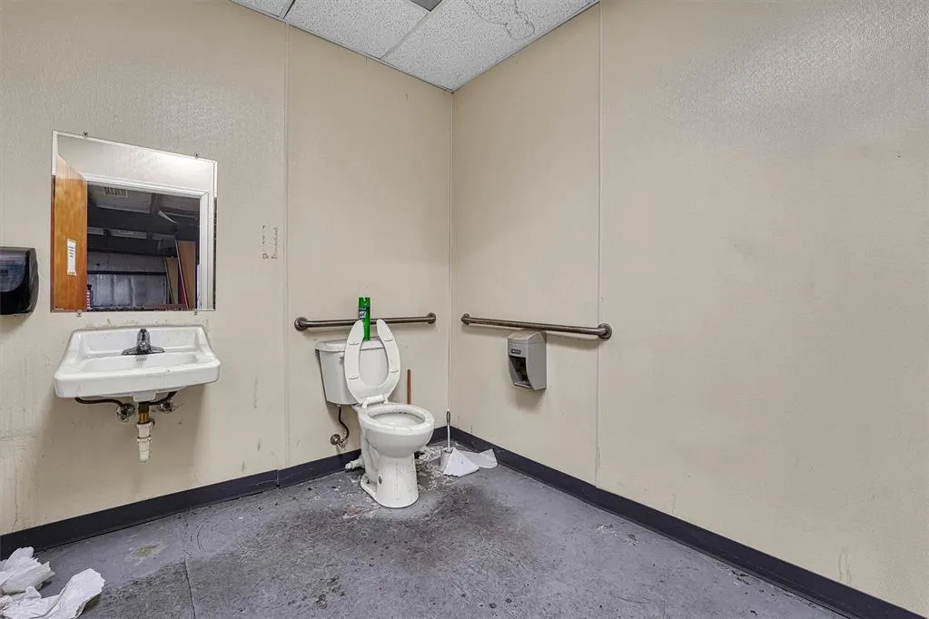 Photo 11 — 211 S 4th Street, Clinton, OK 73601