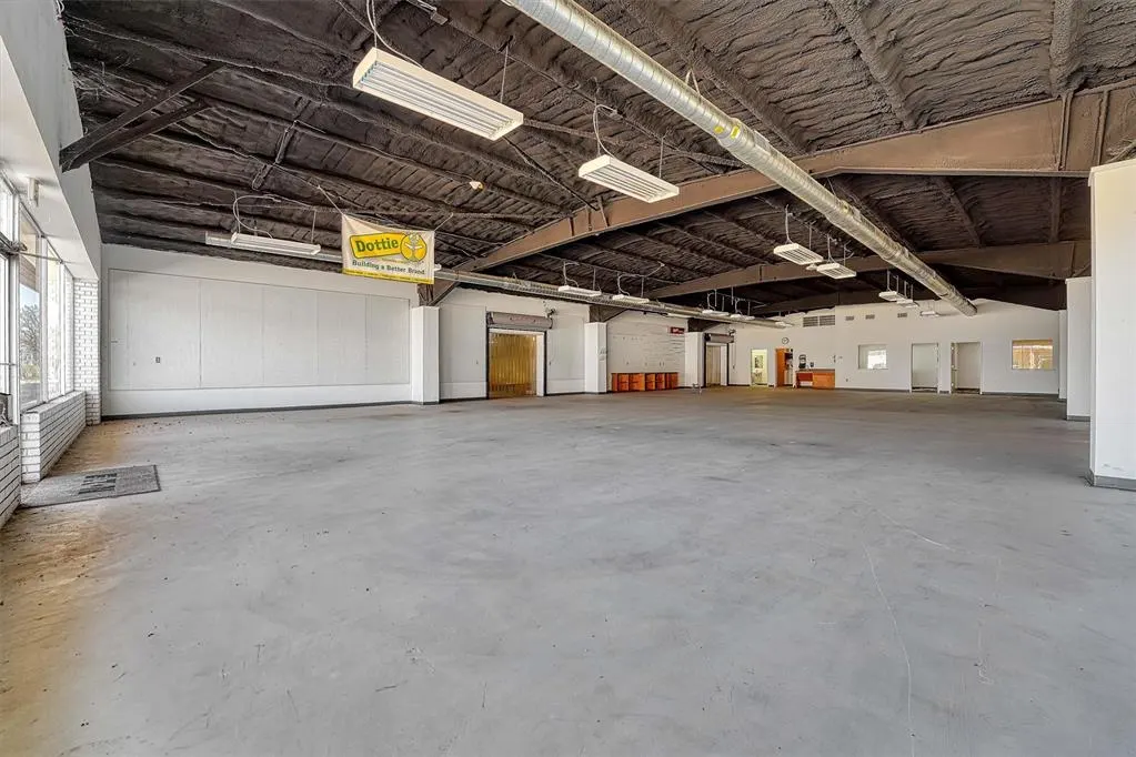 Photo 17 — 211 S 4th Street, Clinton, OK 73601