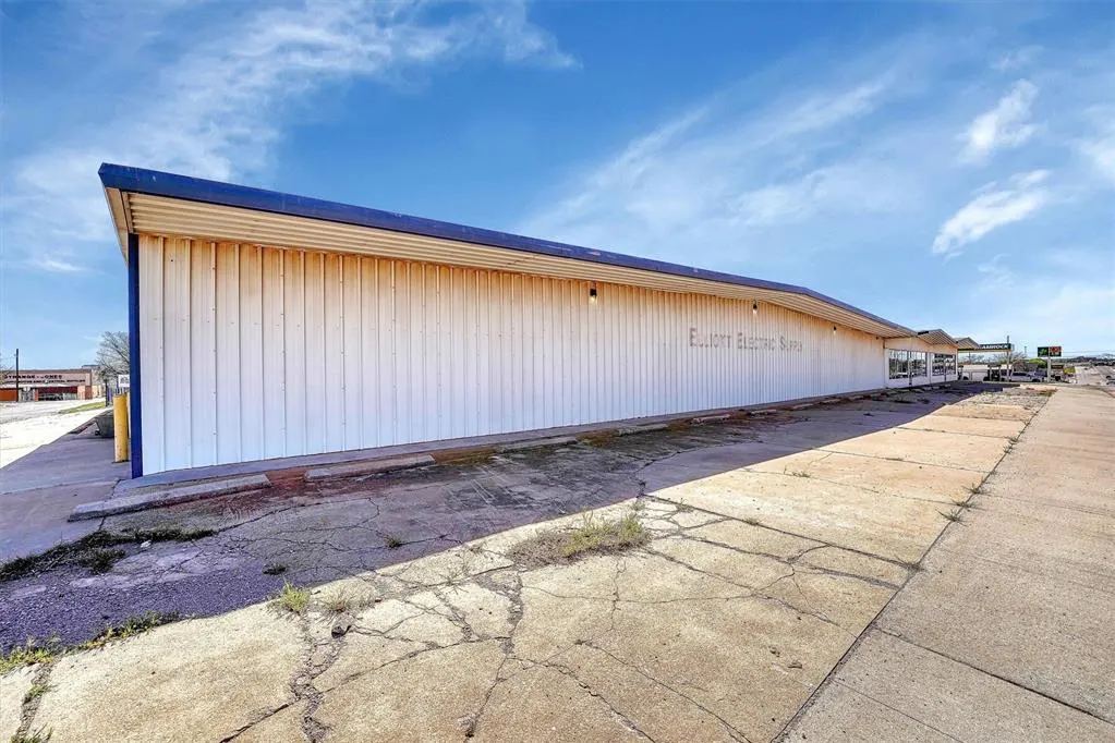 Photo 24 — 211 S 4th Street, Clinton, OK 73601