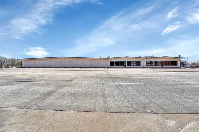 Front exterior — 211 S 4th Street, Clinton, OK 73601