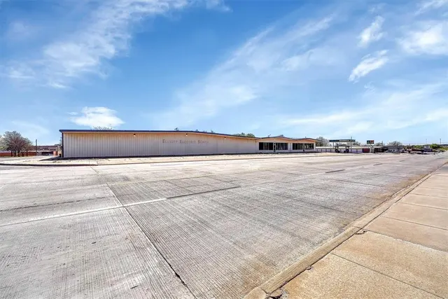 Photo 2 — 211 S 4th Street, Clinton, OK 73601