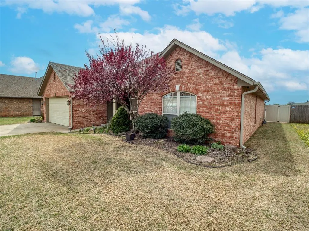 Photo 2 — 2509 Sutton Court, Shawnee, OK 74804