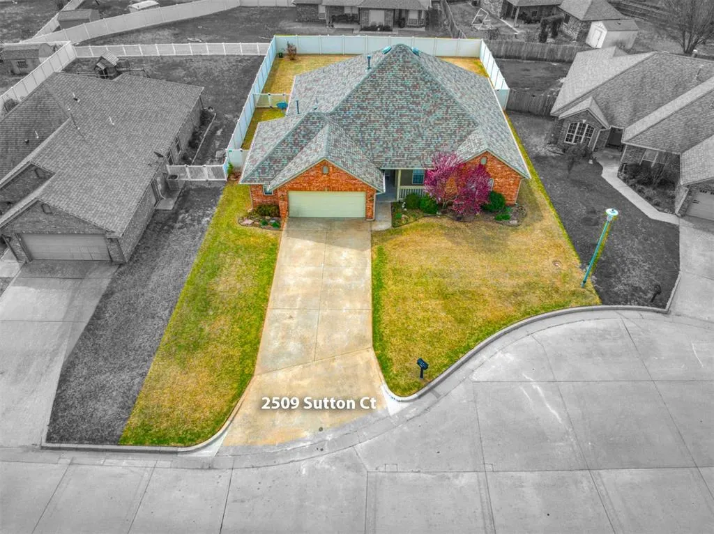Photo 3 — 2509 Sutton Court, Shawnee, OK 74804