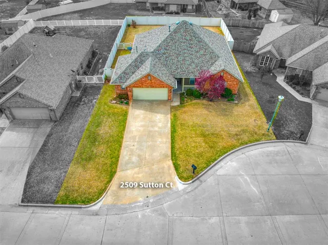 Photo 3 — 2509 Sutton Court, Shawnee, OK 74804