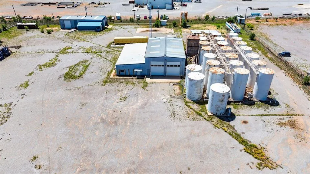 Photo 2 — 520 Robison Drive, Elk City, OK 73644