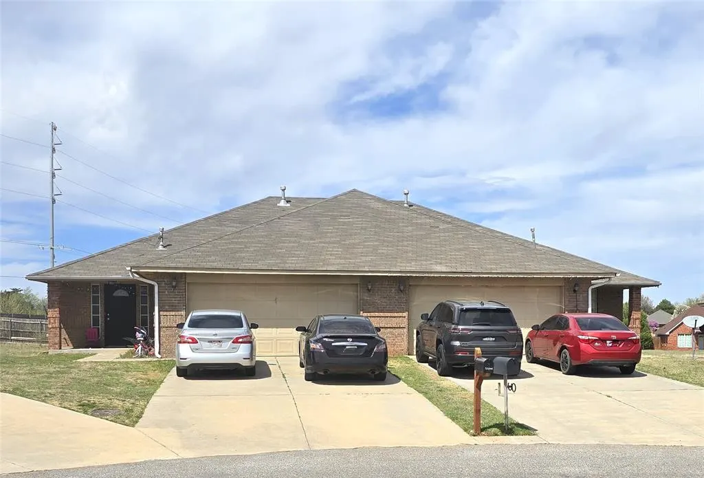 Front exterior — 5 Lombardy Place, Clinton, OK 73601