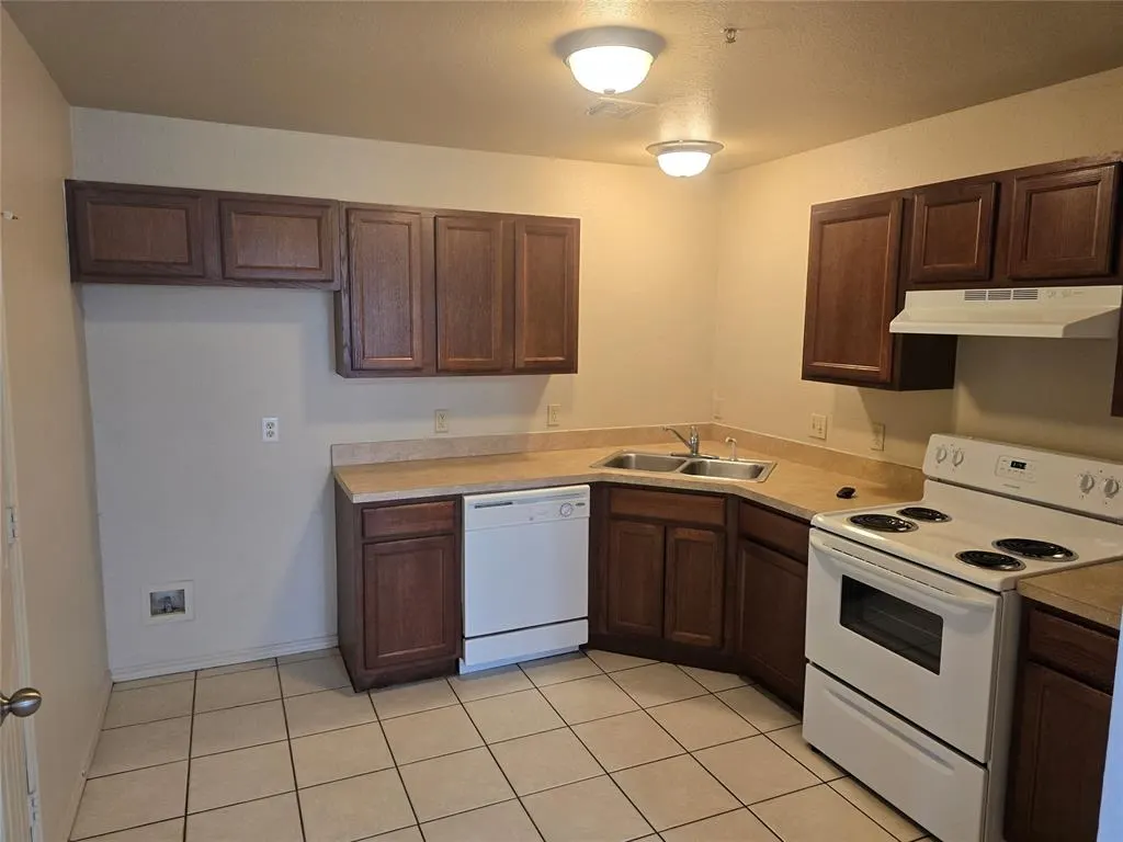Photo 3 — 16 Lombardy Place, Clinton, OK 73601