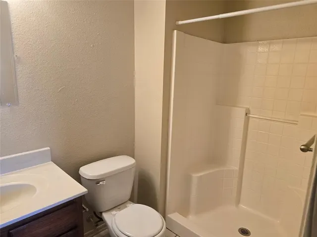Photo 5 — 21 Lombardy Place, Clinton, OK 73601