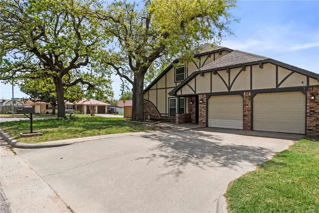 Photo 2 — 8101 Westwood Circle Street, Oklahoma City, OK 73127
