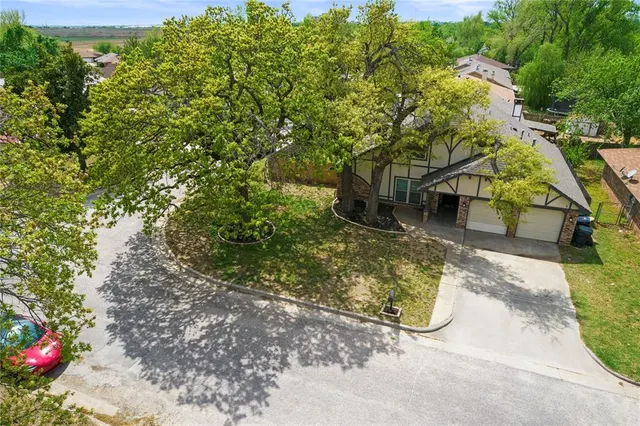 Photo 4 — 8101 Westwood Circle Street, Oklahoma City, OK 73127