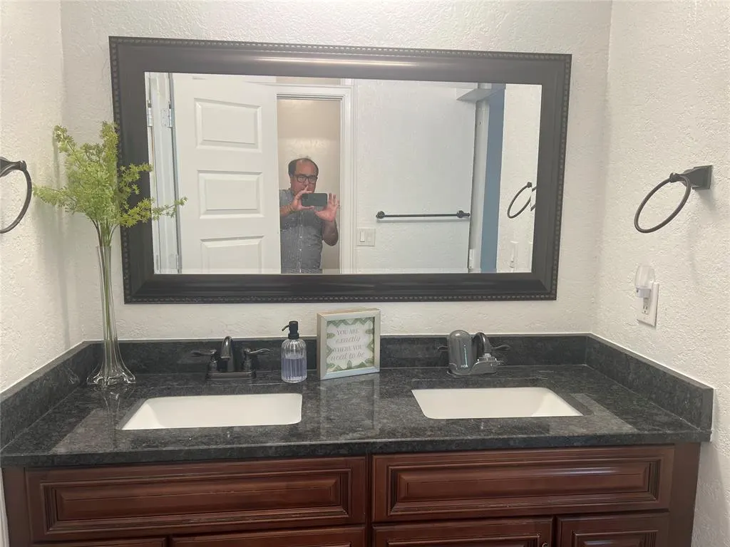Photo 10 — 8101 Westwood Circle Street, Oklahoma City, OK 73127