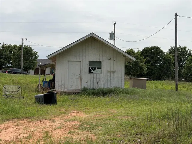Photo 2 — 20265 Fairbanks Lane, Tecumseh, OK 74873