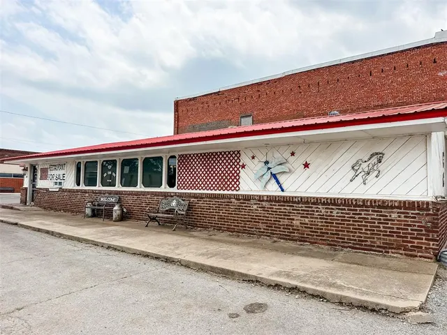 Front exterior — 307 N Hazlett Street, Fort Cobb, OK 73038